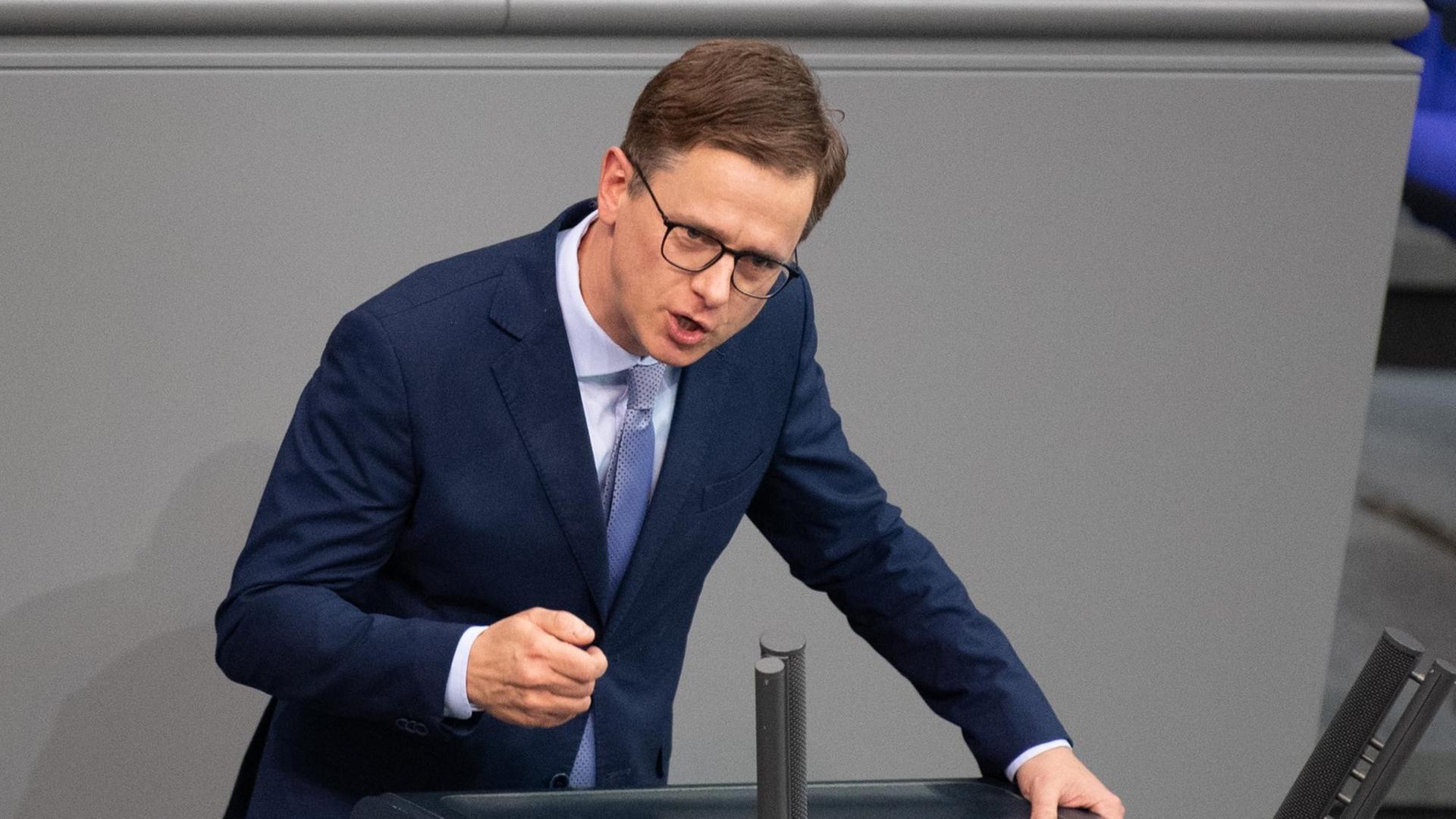 Carsten Linnemann (CDU) spricht bei der Plenarsitzung im Deutschen Bundestag. Carsten Linnemann (CDU) spricht bei der Plenarsitzung im Deutschen Bundestag.