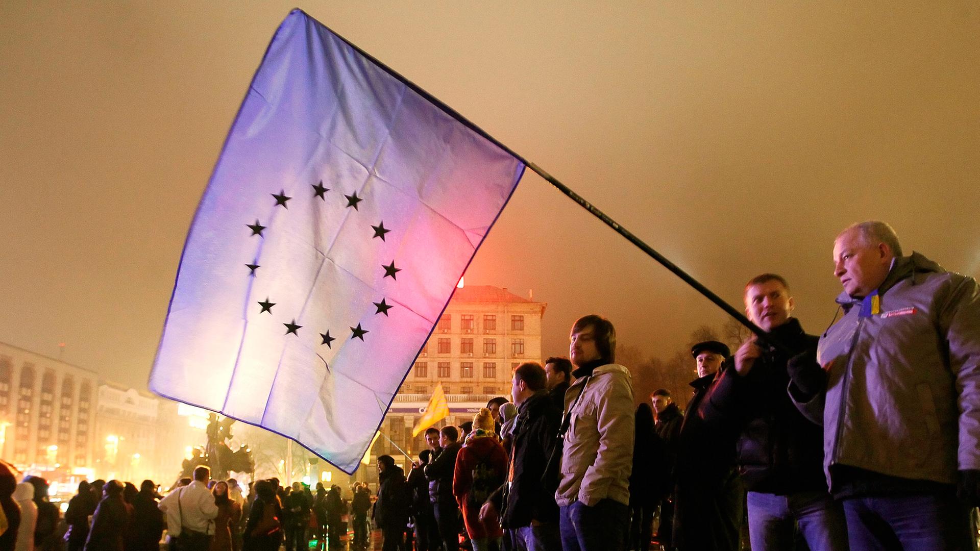Ukrainer protestieren nach dem Stop der Verhandlungen zu einem Assoziierungsabkommen mit der EU gegen ihre Regierung. Ukrainer protestieren nach dem Stop der Verhandlungen zu einem Assoziierungsabkommen mit der EU gegen ihre Regierung.