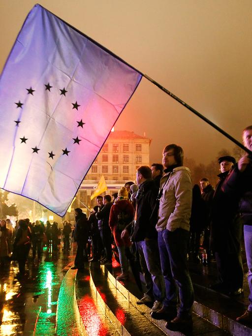 Ukrainer protestieren nach dem Stop der Verhandlungen zu einem Assoziierungsabkommen mit der EU gegen ihre Regierung.