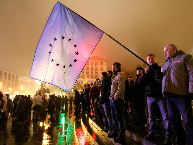 Demonstrant mit EU-Flagge