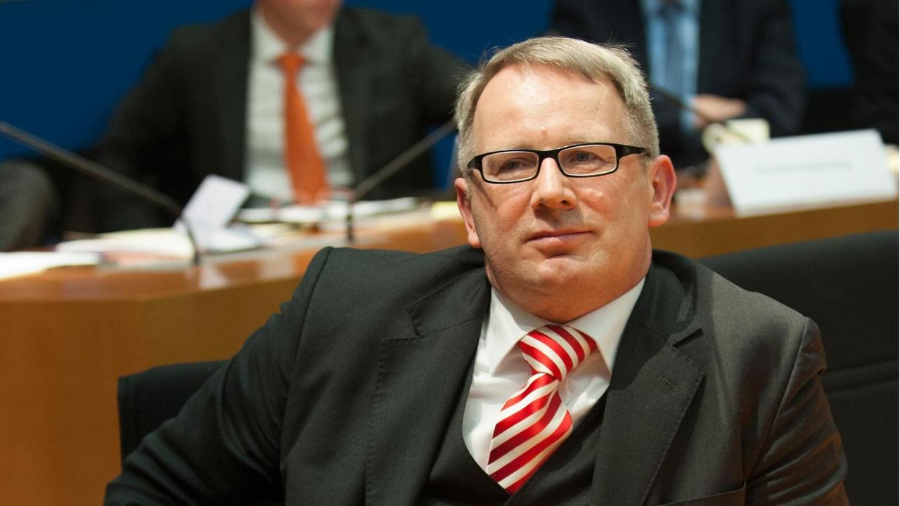 Der SPD-Bundestagsabgeordnete Johannes Kahrs sitzt vor Beginn des Bundestags-Untersuchungsausschusses im Paul-Löbe-Haus in Berlin. Der SPD-Bundestagsabgeordnete Johannes Kahrs sitzt vor Beginn des Bundestags-Untersuchungsausschusses im Paul-Löbe-Haus in Berlin.