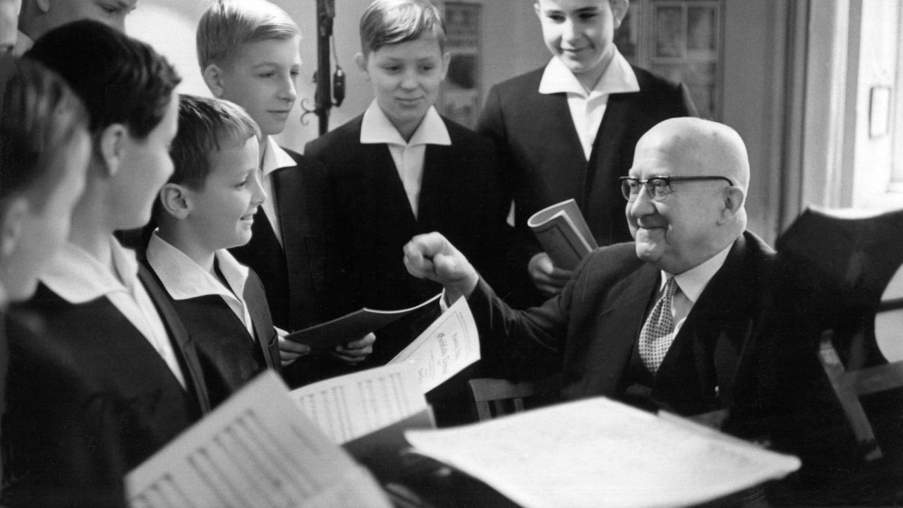 Kreuzkantor Rudolf Mauersberger 1964 in Dresden. Auch er war Mitglied bei der NSDAP und den Deutschen Christen. Kreuzkantor Rudolf Mauersberger 1964 in Dresden. Auch er war Mitglied bei der NSDAP und den Deutschen Christen.