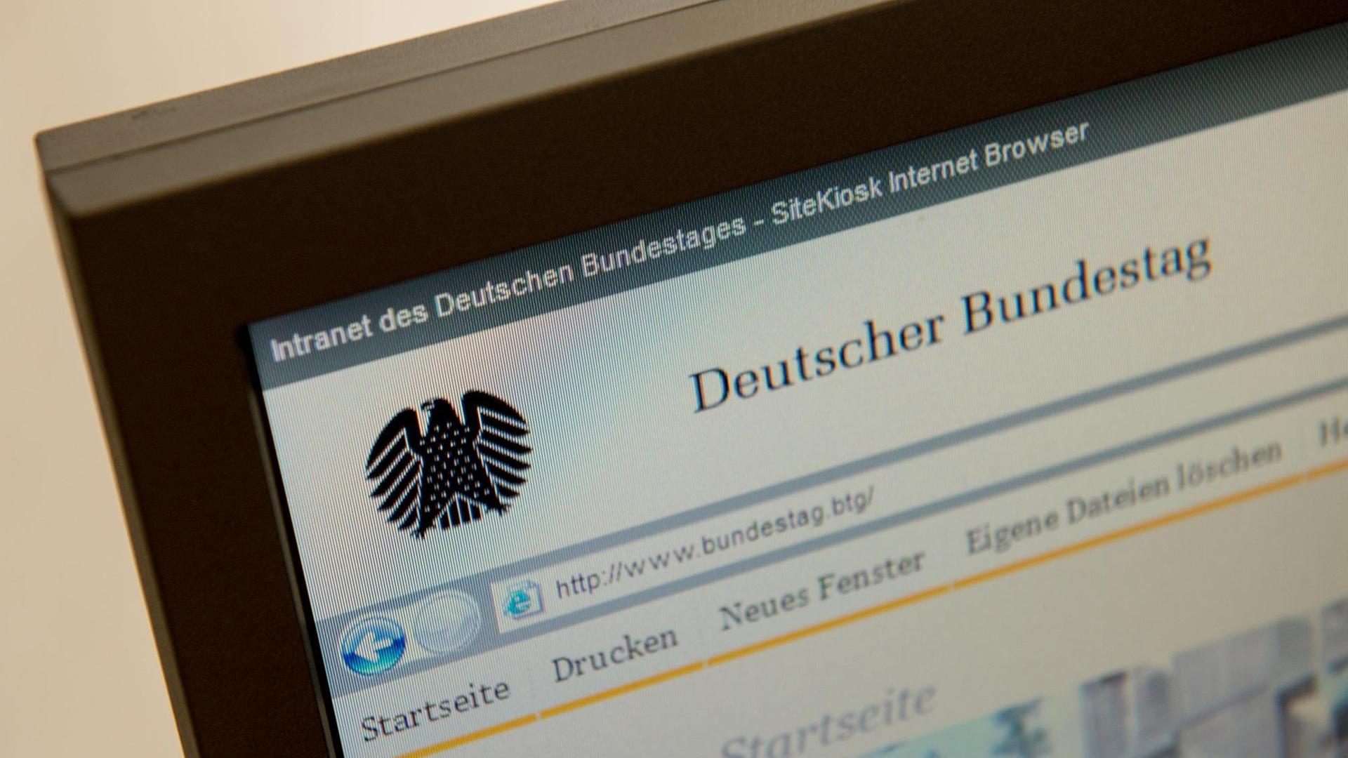 Auf einem Computer-Bildschirm steht "Deutscher Bundestag" Auf einem Computer-Bildschirm steht "Deutscher Bundestag"