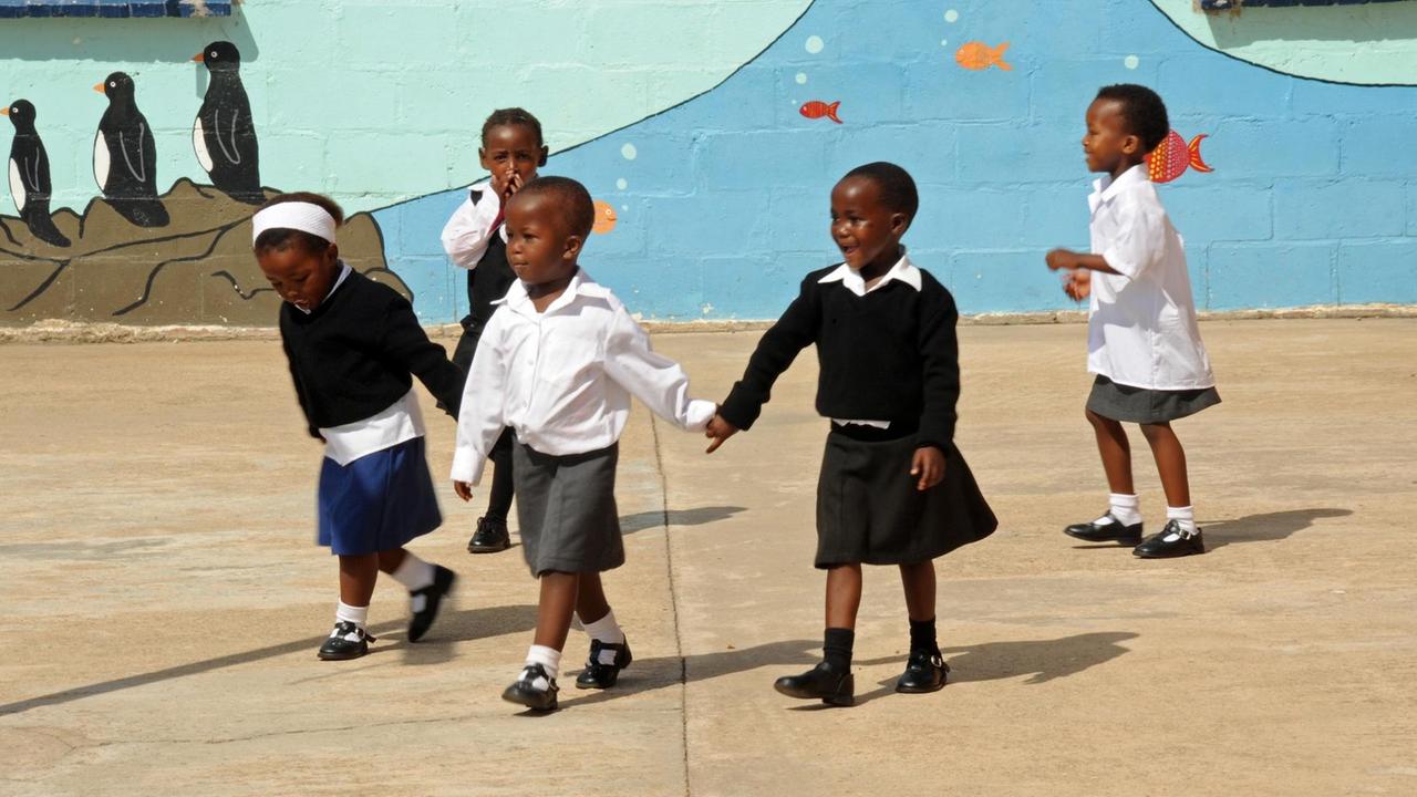 Unterrichtspause in der Grundschule "Talhado School Childrens Haven" in St.Francis Bay - hier lernen viele Kinder aus den umliegenden Townships. Unterrichtspause in der Grundschule "Talhado School Childrens Haven" in St.Francis Bay - hier lernen viele Kinder aus den umliegenden Townships.