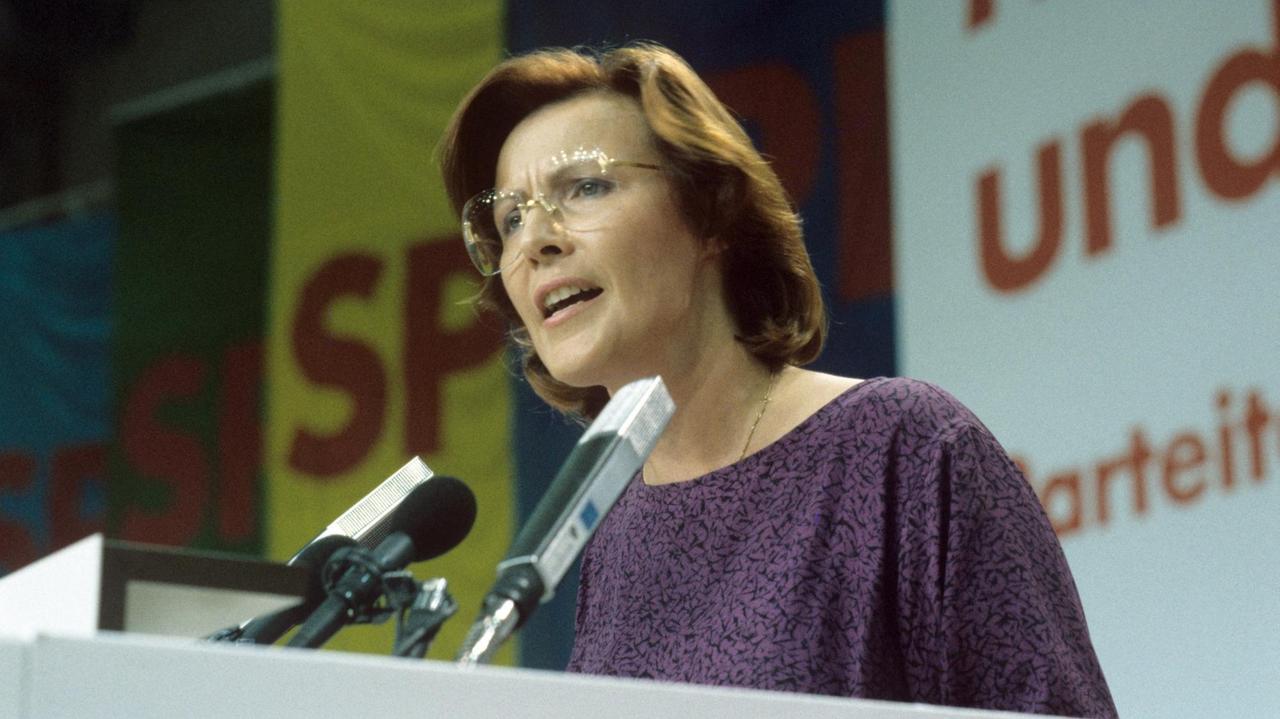 Heidemarie Wieczorek-Zeul hält auf dem SPD-Parteitag am 25.08.1986 in Nürnberg eine Rede. In einer geheimen Abstimmung entschieden sich die Delegierten auf dem Parteitag der Sozialdemokraten in Nürnberg fast einstimmig für Johannes Rau als Kanzlerkandidaten für die nächtste Bundestagswahl. Heidemarie Wieczorek-Zeul hält auf dem SPD-Parteitag am 25.08.1986 in Nürnberg eine Rede. In einer geheimen Abstimmung entschieden sich die Delegierten auf dem Parteitag der Sozialdemokraten in Nürnberg fast einstimmig für Johannes Rau als Kanzlerkandidaten für die nächtste Bundestagswahl.