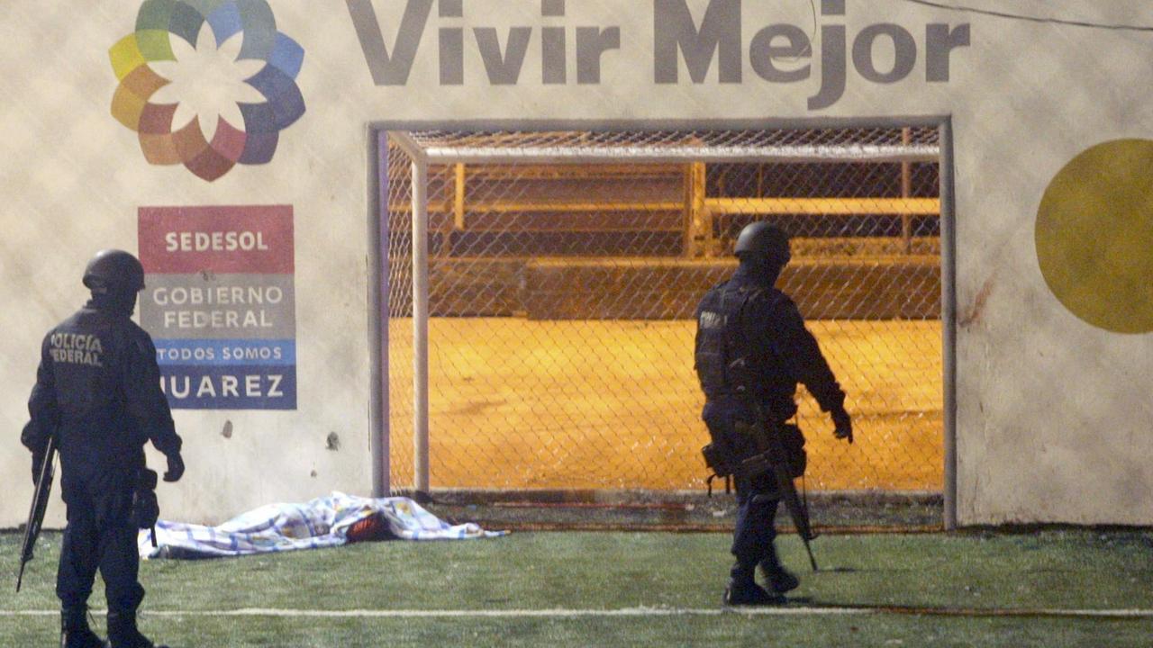 Zwei Polizisten an einem Tatort in Ciudad Juárez. Zwei Polizisten an einem Tatort in Ciudad Juárez.