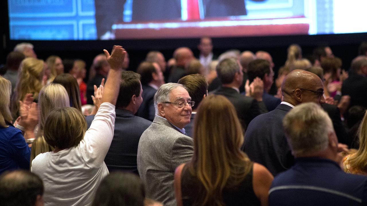 Fans jubeln Trump bei einer Rede zur Wirtschaftspolitik zu