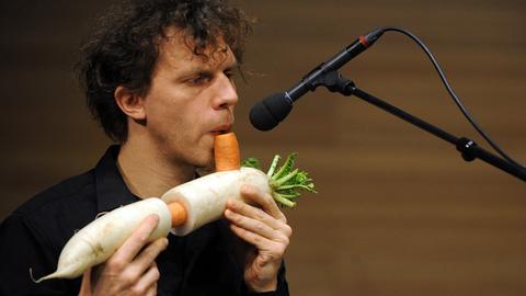 Ein Musiker des Vegetable Orchestra Wien mit einer Querflöte aus Gemüse bei einer Konzertprobe in Moskau (aufgenommen 2011)