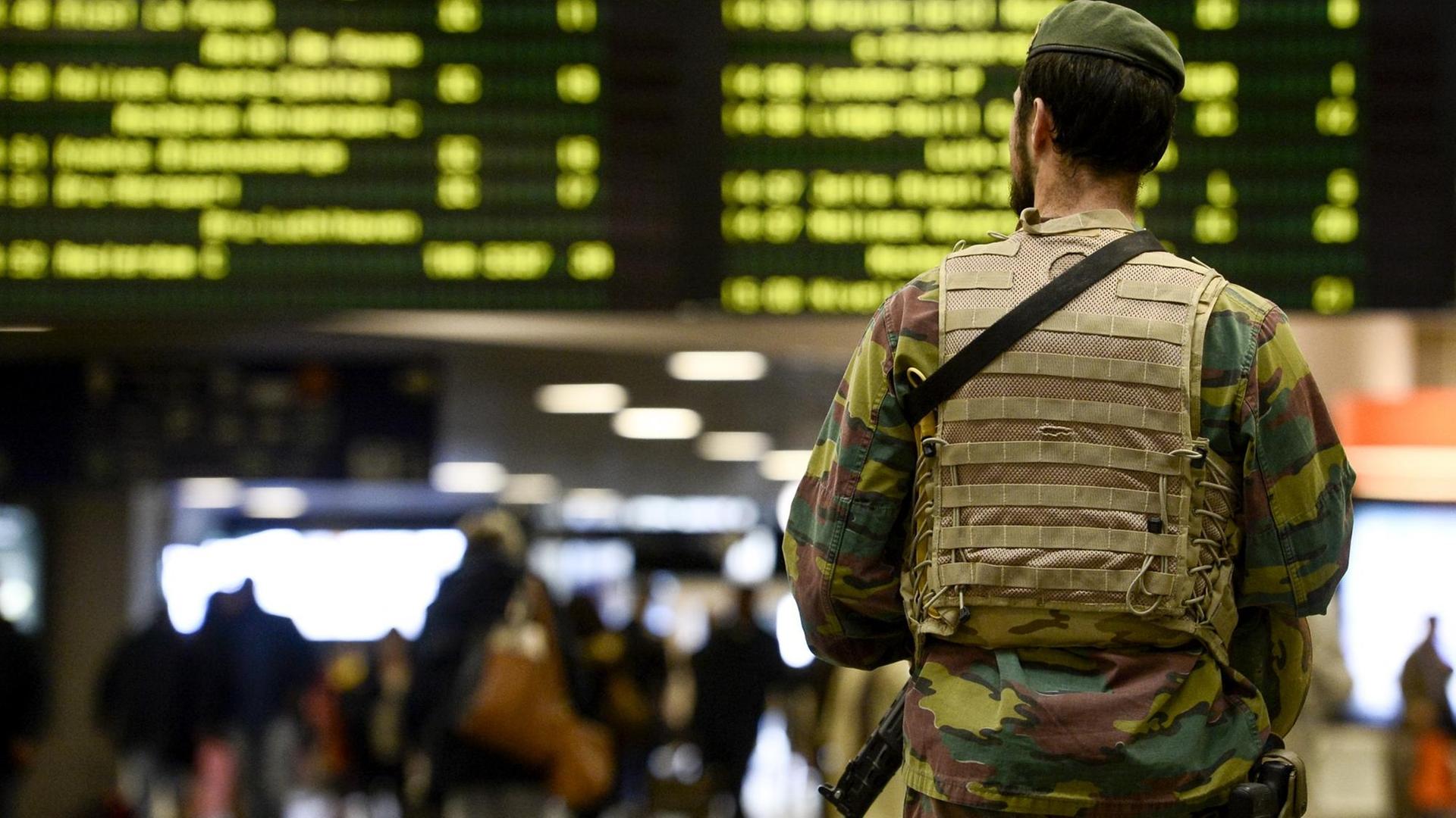 Ein Soldat am Bahnhof Brüssel Midi. Ein Soldat am Bahnhof Brüssel Midi.
