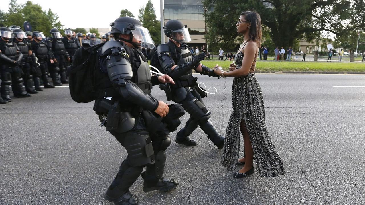 Die Aktivistin Leshia Evans stellt sich im Juli 2016 der Polizei entgegen. In Baton Rouge, im US-Bundesstaat Louisiana, war es zu heftigen Protesten gegen Polizeigewalt gegen Afroamerikaner gekommen. Die Aktivistin Leshia Evans stellt sich im Juli 2016 der Polizei entgegen. In Baton Rouge, im US-Bundesstaat Louisiana, war es zu heftigen Protesten gegen Polizeigewalt gegen Afroamerikaner gekommen.