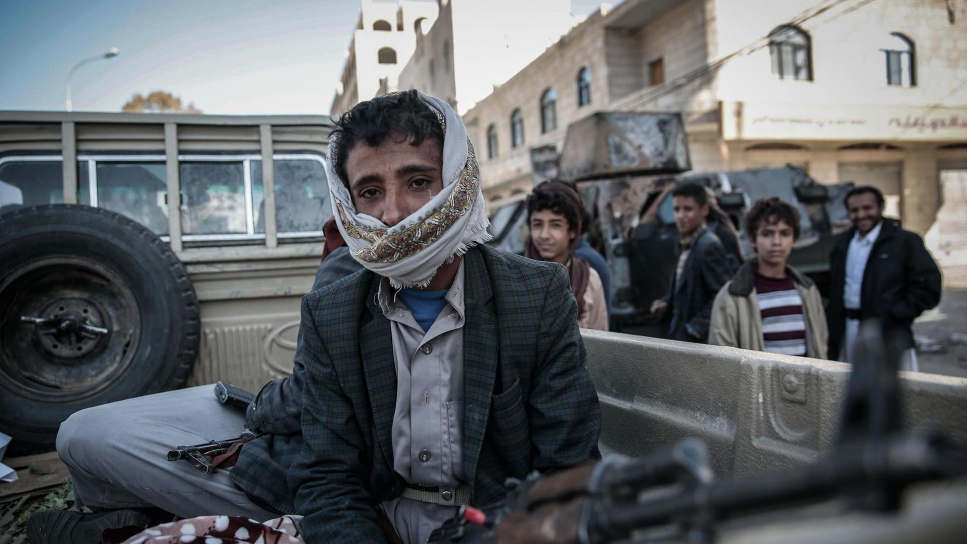 Ein Kämpfer der schiitischen Huthi-Rebellen sitzt am 05.12.2017 in Sanaa (Jemen) in einem Pick-up Truck, der auf der Straße patrouilliert, die zum Haus von Jemens Ex-Präsident Saleh führt. Ein Kämpfer der schiitischen Huthi-Rebellen sitzt am 05.12.2017 in Sanaa (Jemen) in einem Pick-up Truck, der auf der Straße patrouilliert, die zum Haus von Jemens Ex-Präsident Saleh führt.