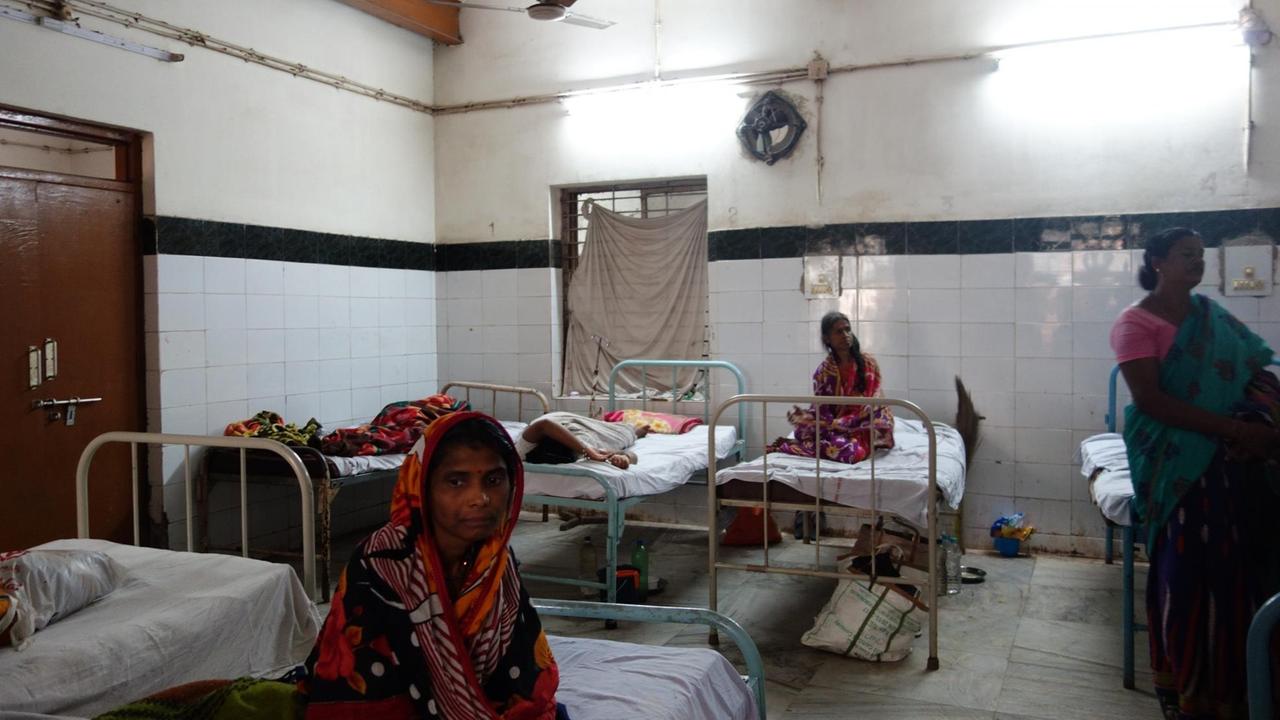 Die geschlossene Frauenstation des psychiatrischen Krankenhauses in Cutlack im Osten Indiens: Mehrere Patientinnen liegen dicht an dicht. Schmutzige, geflieste Wände. Die geschlossene Frauenstation des psychiatrischen Krankenhauses in Cutlack im Osten Indiens: Mehrere Patientinnen liegen dicht an dicht. Schmutzige, geflieste Wände.