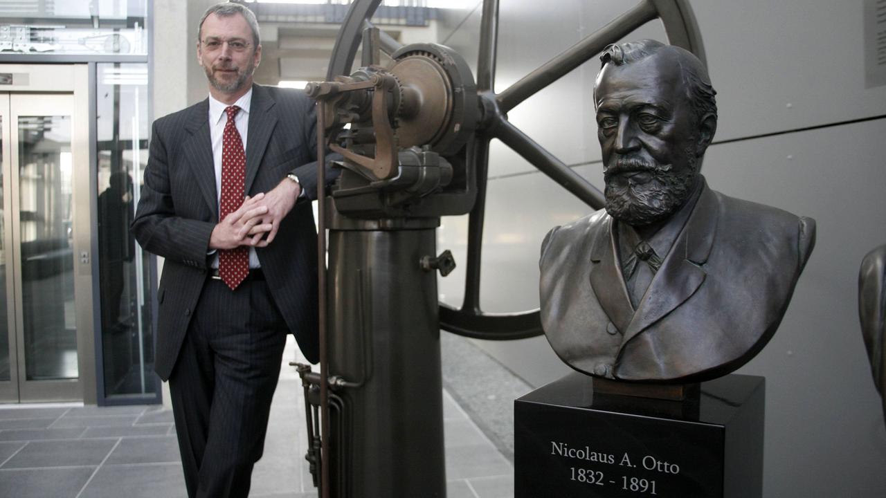 Helmut Leube (Vorstandsvorsitzender Deutz AG) 2009 an einer Büste von Nikolaus A. Otto in Köln Helmut Leube (Vorstandsvorsitzender Deutz AG) 2009 an einer Büste von Nikolaus A. Otto in Köln