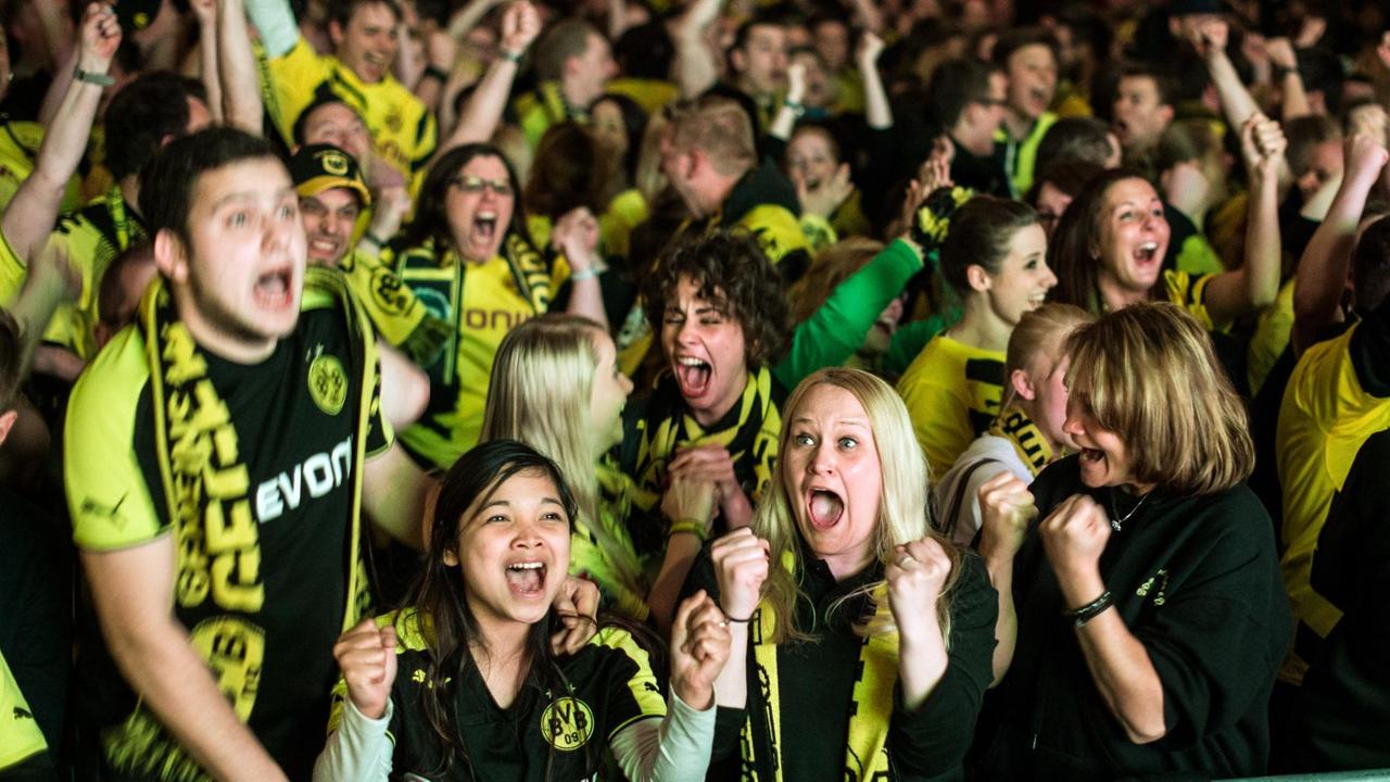 BVB-Fußballfans jubeln am 28.04.2015 im Kongesszentrum Westfalenhallen in Dortmund (Nordrhein-Westfalen) während der Übertragung des DFB-Pokal Halbfinales zwischen Bayern München und Borussia Dortmund über das erfolgreiche Elfmeterschießen ihrer Mannschaft. Foto: Bernd Thissen/dpa | BVB-Fußballfans jubeln am 28.04.2015 im Kongesszentrum Westfalenhallen in Dortmund (Nordrhein-Westfalen) während der Übertragung des DFB-Pokal Halbfinales zwischen Bayern München und Borussia Dortmund über das erfolgreiche Elfmeterschießen ihrer Mannschaft. Foto: Bernd Thissen/dpa |