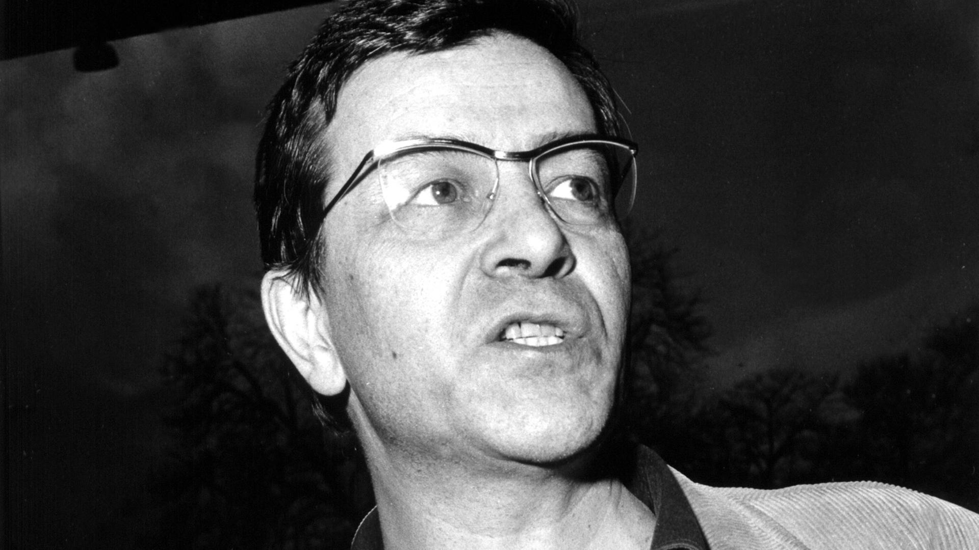 Der Schriftsteller, Maler und Regisseur Peter Weiss in den 60-er Jahren: "Die Ermittlung", sein Stück über den Frankfurter Auschwitz-Prozess, wurde am 19. Oktober 1965 an mehreren Theatern in Deutschland sowie der DDR uraufgeführt. Der Schriftsteller, Maler und Regisseur Peter Weiss in den 60-er Jahren: "Die Ermittlung", sein Stück über den Frankfurter Auschwitz-Prozess, wurde am 19. Oktober 1965 an mehreren Theatern in Deutschland sowie der DDR uraufgeführt.