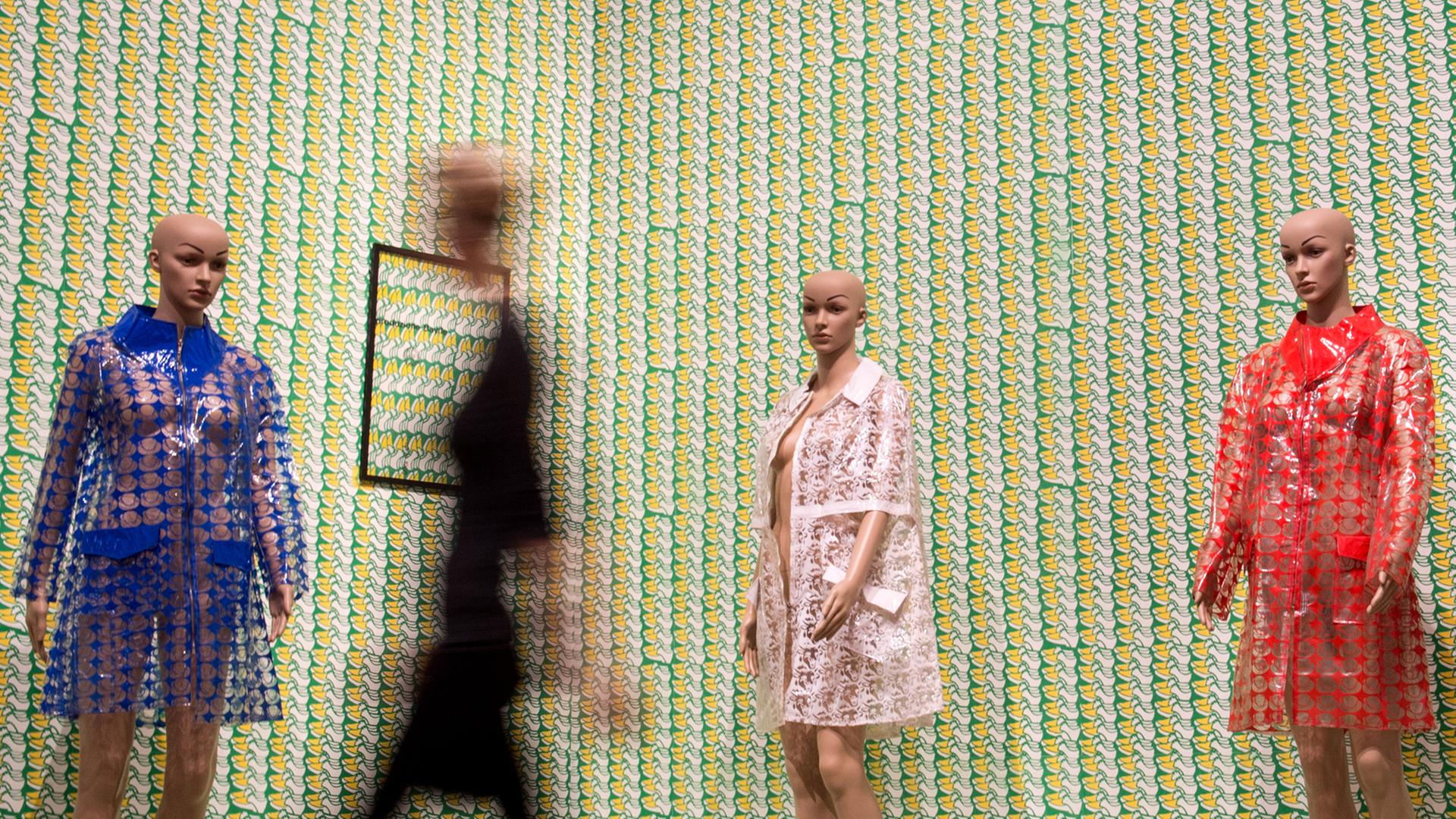 "Cape" nennt der Künstler Thomas Bayrle seine mit transparenten Regenmänteln bekleidete Puppen, die am 05.11.2014 in der Ausstellung "German Pop" in der Kunsthalle Schirn in Frankfurt am Main zu sehen sind.