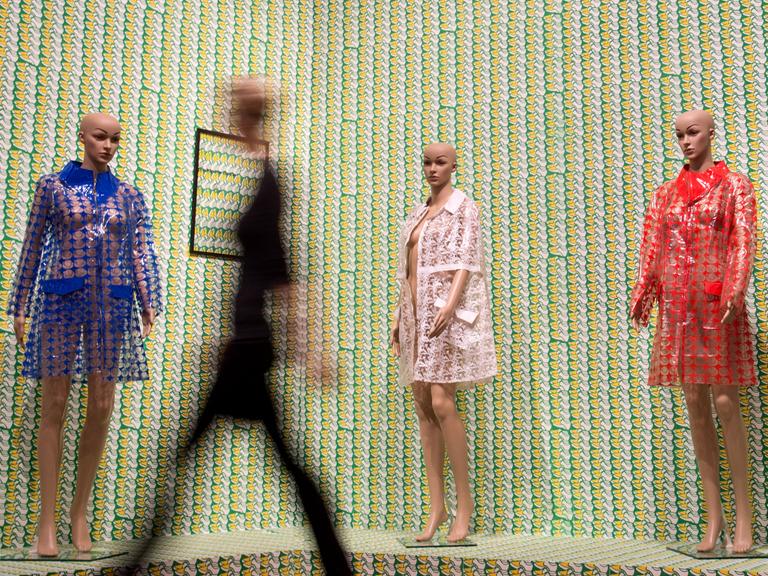 "Cape" nennt der Künstler Thomas Bayrle seine mit transparenten Regenmänteln bekleidete Puppen, die am 05.11.2014 in der Ausstellung "German Pop" in der Kunsthalle Schirn in Frankfurt am Main zu sehen sind.