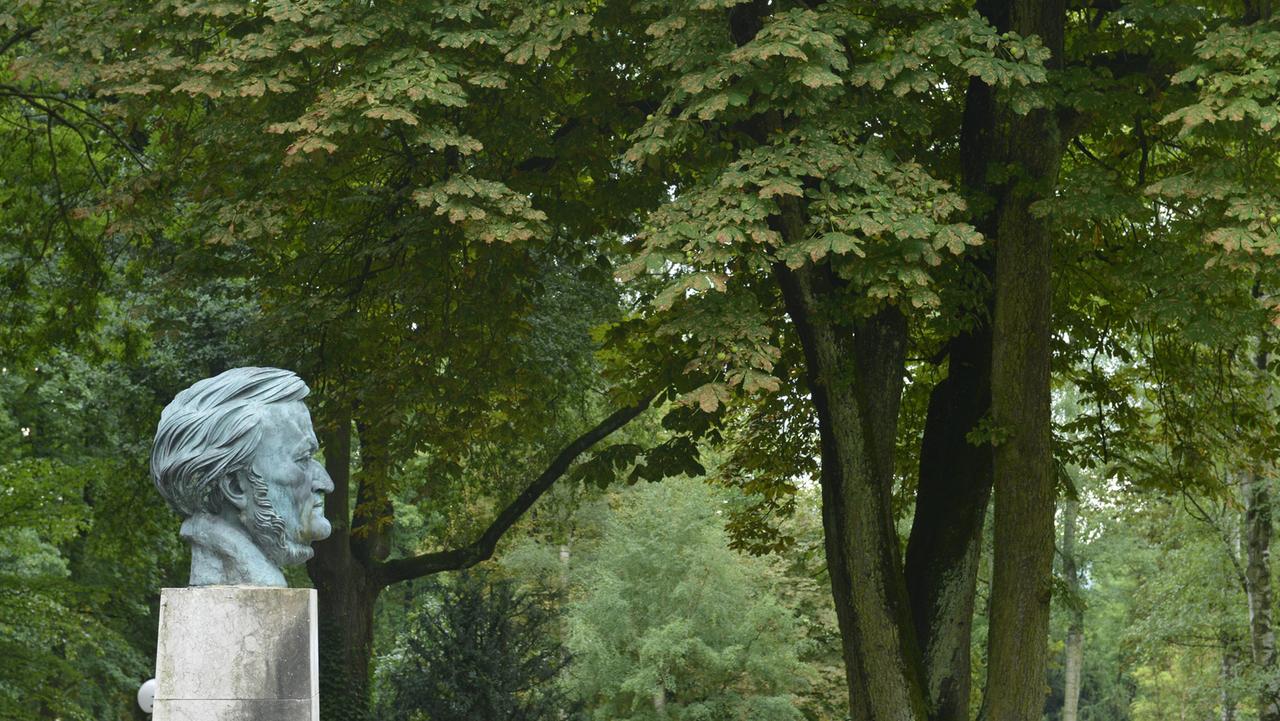 Büste von Richard Wagner auf dem Festspielhügel in Bayreuth. Büste von Richard Wagner auf dem Festspielhügel in Bayreuth.