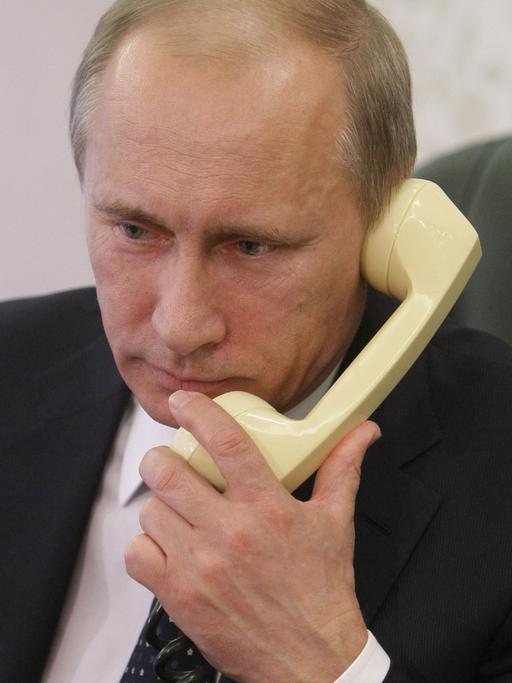 Der russische Präsident Wladimir Putin am Telefon