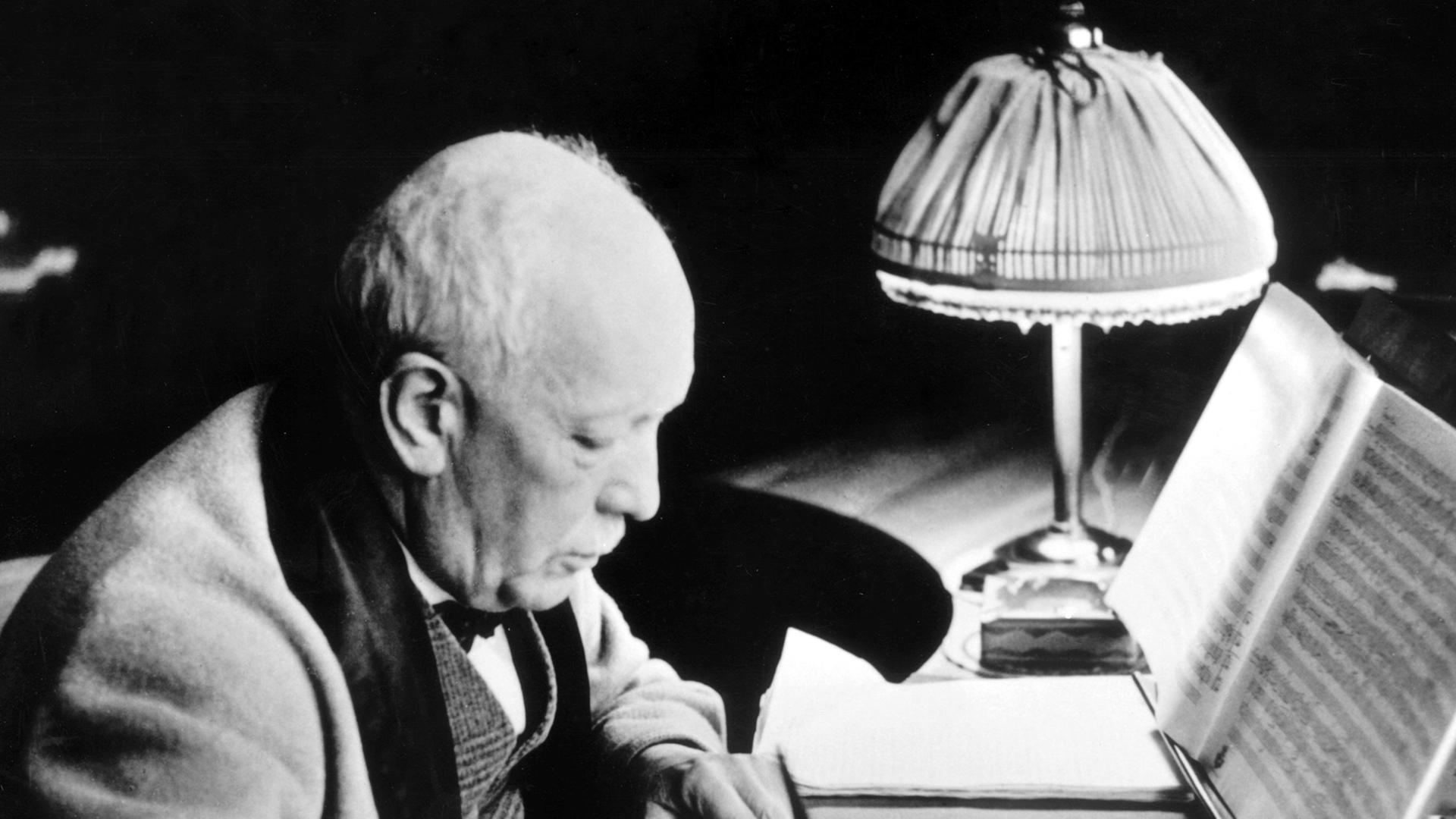 Der Komponist Richard Strauss (1864-1949) in seinem Arbeitszimmer in seiner Villa in Garmisch. Der Komponist Richard Strauss (1864-1949) in seinem Arbeitszimmer in seiner Villa in Garmisch.