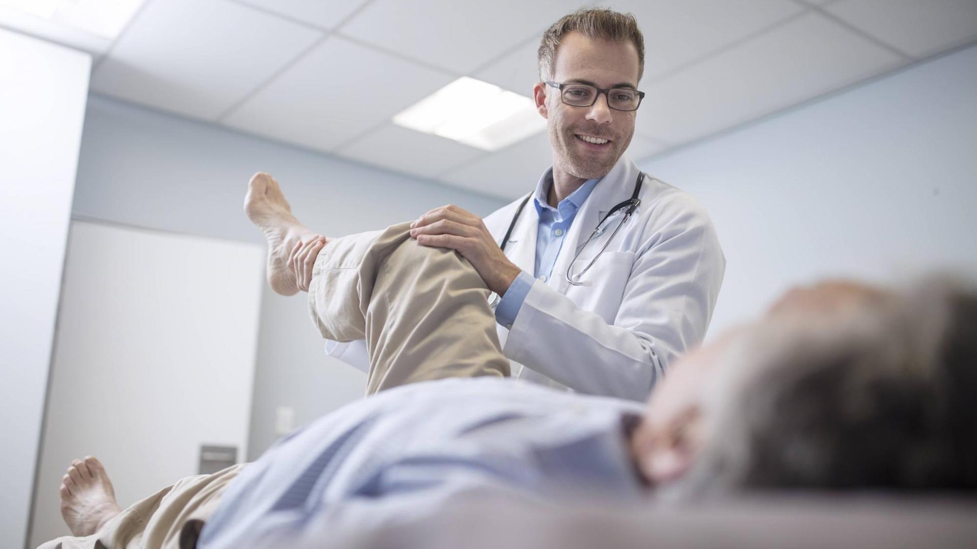 Ein Arzt bei der Behandlung einer Patientin. Ein Arzt bei der Behandlung einer Patientin.