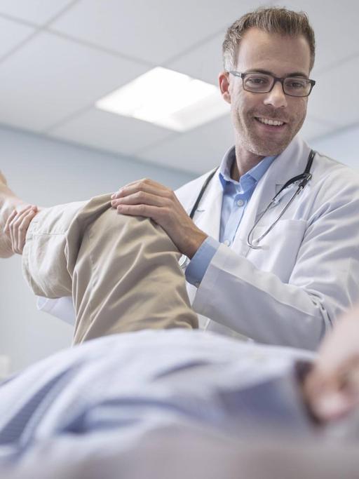 Ein Arzt bei der Behandlung einer Patientin.