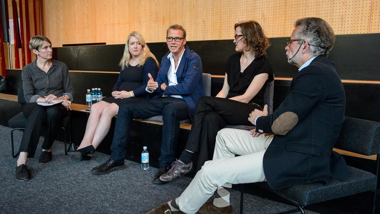 Susanne Burkhardt (Moderatorin), Liane Bednarz, Falk Richter, Miriam Tscholl, Hans Vorländer (von lks.).