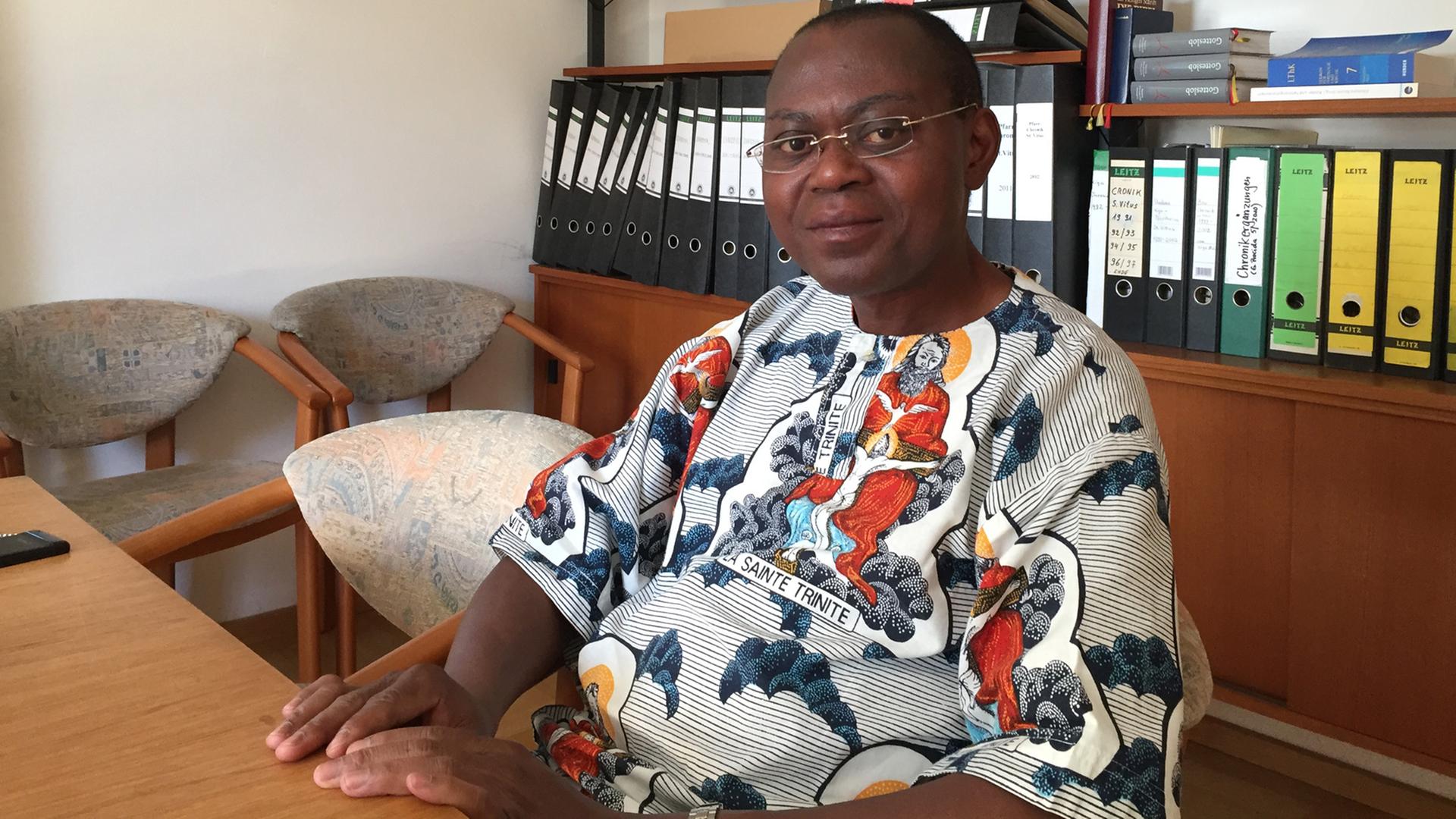 Priester Angelo Kangosa kommt aus aus dem Kongo und arbeitet jetzt in eine kleinen Kirchengemeinde im Südwesten Münchens. Priester Angelo Kangosa kommt aus aus dem Kongo und arbeitet jetzt in eine kleinen Kirchengemeinde im Südwesten Münchens.