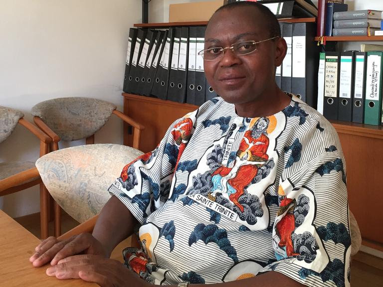 Priester Angelo Kangosa kommt aus aus dem Kongo und arbeitet jetzt in eine kleinen Kirchengemeinde im Südwesten Münchens.