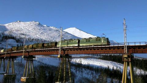 Ein Zug fährt durch Sibirien.