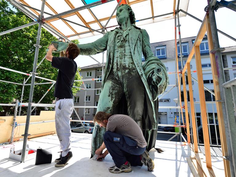 Künstler errichten ein Hotelzimmer am Schiller-Denkmal in Mannheim als Teil des Projekts "Hotel shabbyshabby" beim Festival "Theater der Welt".