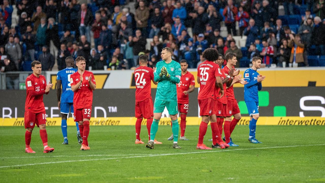 Die Bayernspieler entschuldigen sich bei den Hoffenheimer Fans. Die Bayernspieler entschuldigen sich bei den Hoffenheimer Fans.