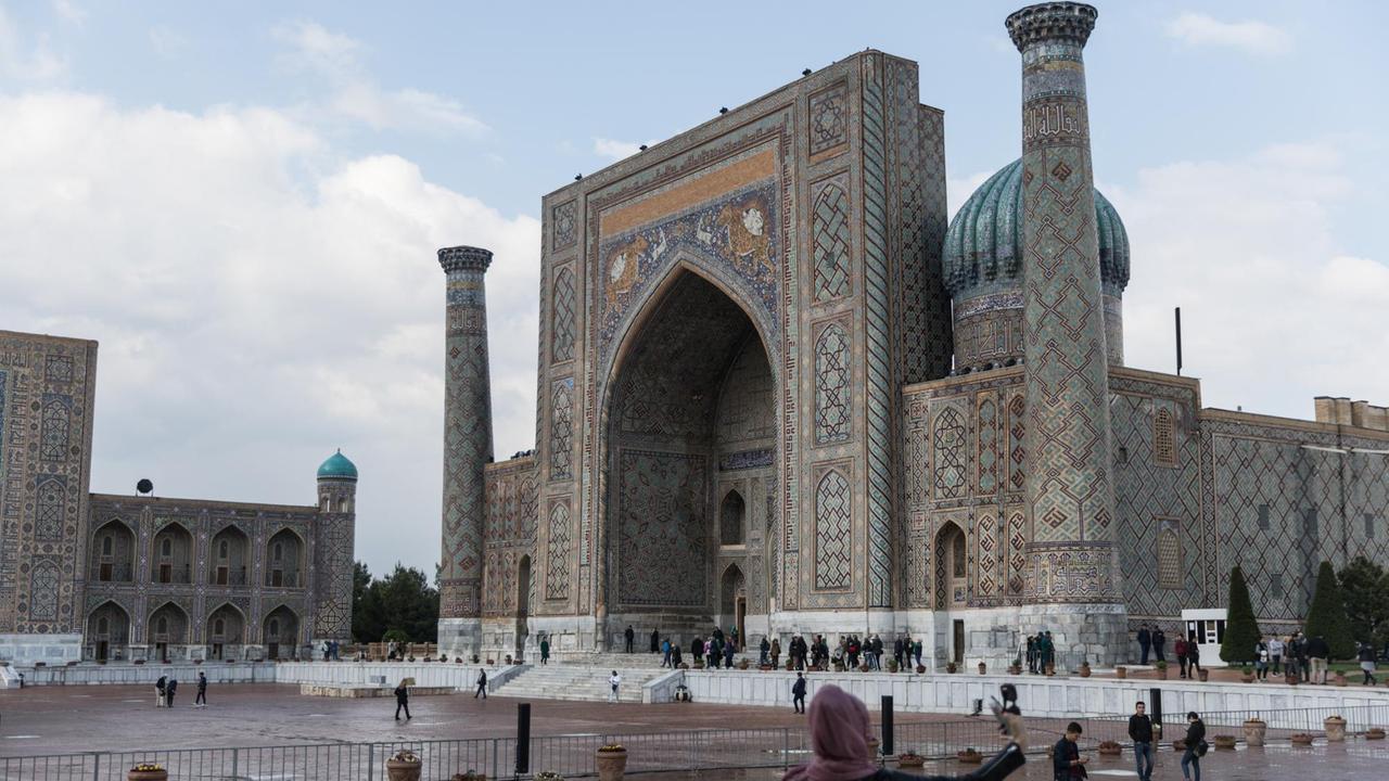 Großer Platz mit Moschee im Hintergrund und Touristen