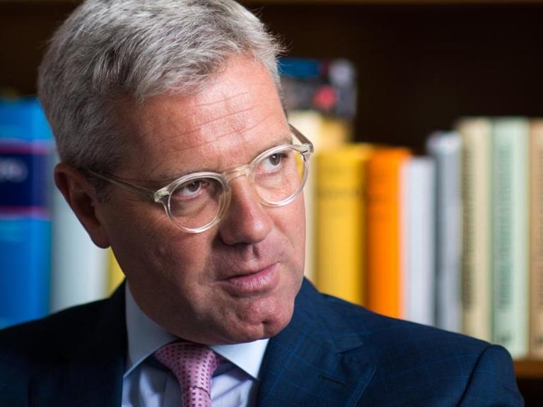 Norbert Röttgen spricht während eines Interviews in seinem Bundestagsbüro vor einer Bücherwand.