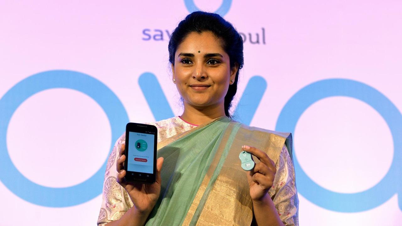 Die indische Schauspielerin Ramya (bürgerlich Divya Spandana) bei der Präsentation der App "AVA". Sie soll Frauen, die alleine unterwegs sind, vor Übergriffen schützen.