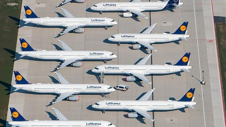 Maschinen der Fluggesellschaft Lufthansa stehen auf dem Areal des Hauptstadtflughafens Berlin-Brandenburg (BER) abseits der Start- und Landebahn. Maschinen der Fluggesellschaft Lufthansa stehen auf dem Areal des Hauptstadtflughafens Berlin-Brandenburg (BER) abseits der Start- und Landebahn.