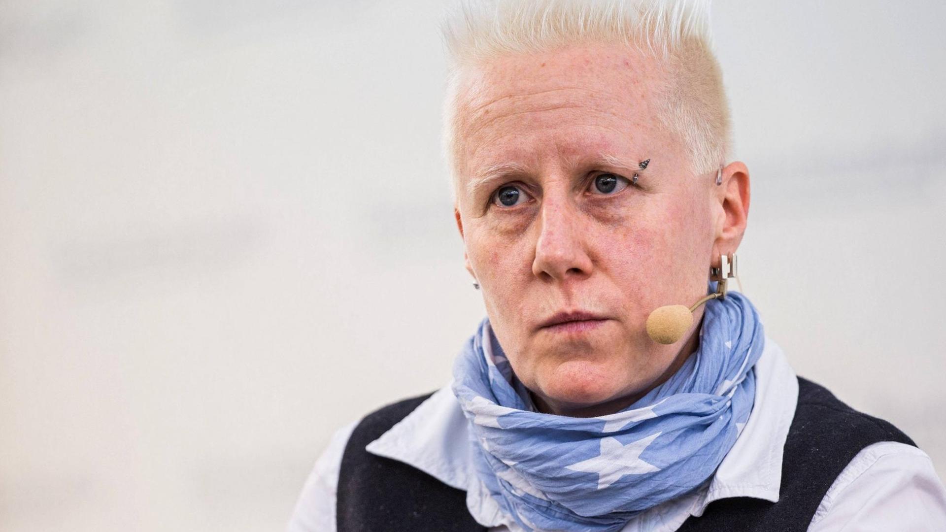 Angela Marquardt präsentiert ihr Buch "Vater, Mutter, Stasi" auf der Leipziger Buchmesse 2015. Angela Marquardt präsentiert ihr Buch "Vater, Mutter, Stasi" auf der Leipziger Buchmesse 2015.