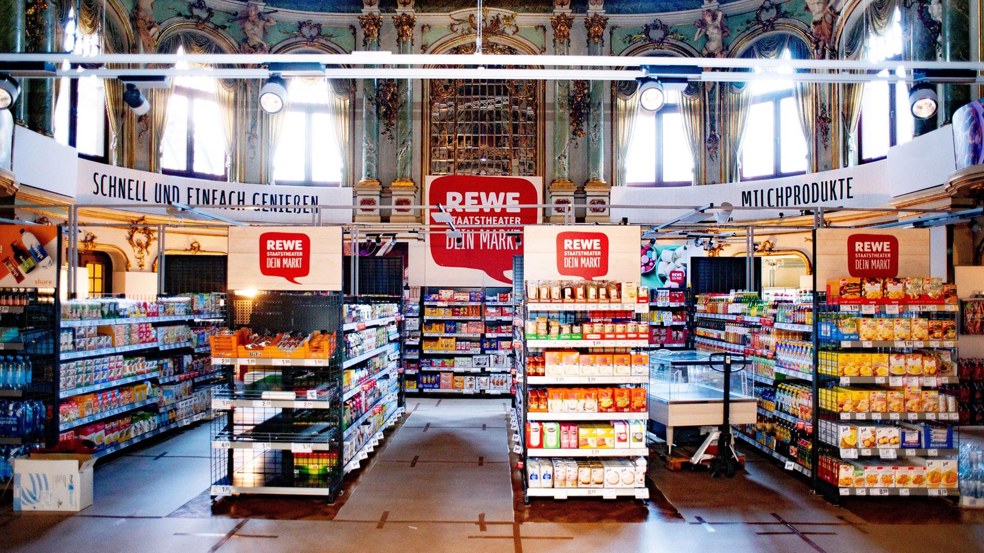 Rewe-Supermarkt im Hessischen Staatstheater in Wiesbaden, Teil der Wiesbaden Biennale vom 23.8. - 2.9.2018 Rewe-Supermarkt im Hessischen Staatstheater in Wiesbaden, Teil der Wiesbaden Biennale vom 23.8. - 2.9.2018