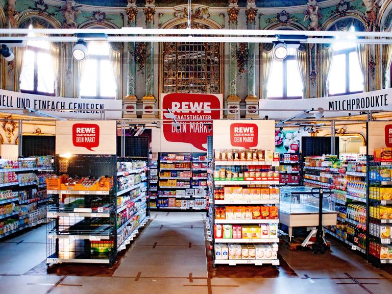 Rewe-Supermarkt im Hessischen Staatstheater in Wiesbaden, Teil der Wiesbaden Biennale vom 23.8. - 2.9.2018