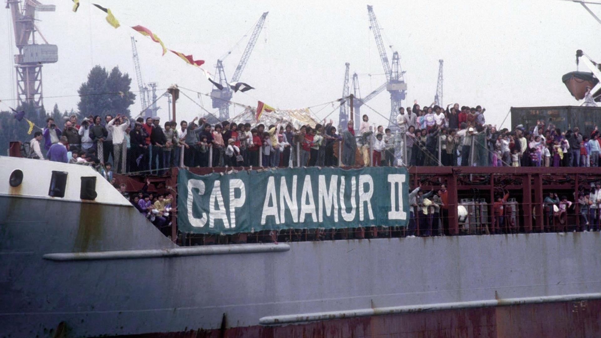 Ankunft des Flüchtlingsschiffes Cap Anamur II am 5. September 1986 im Hamburger Hafen Ankunft des Flüchtlingsschiffes Cap Anamur II am 5. September 1986 im Hamburger Hafen