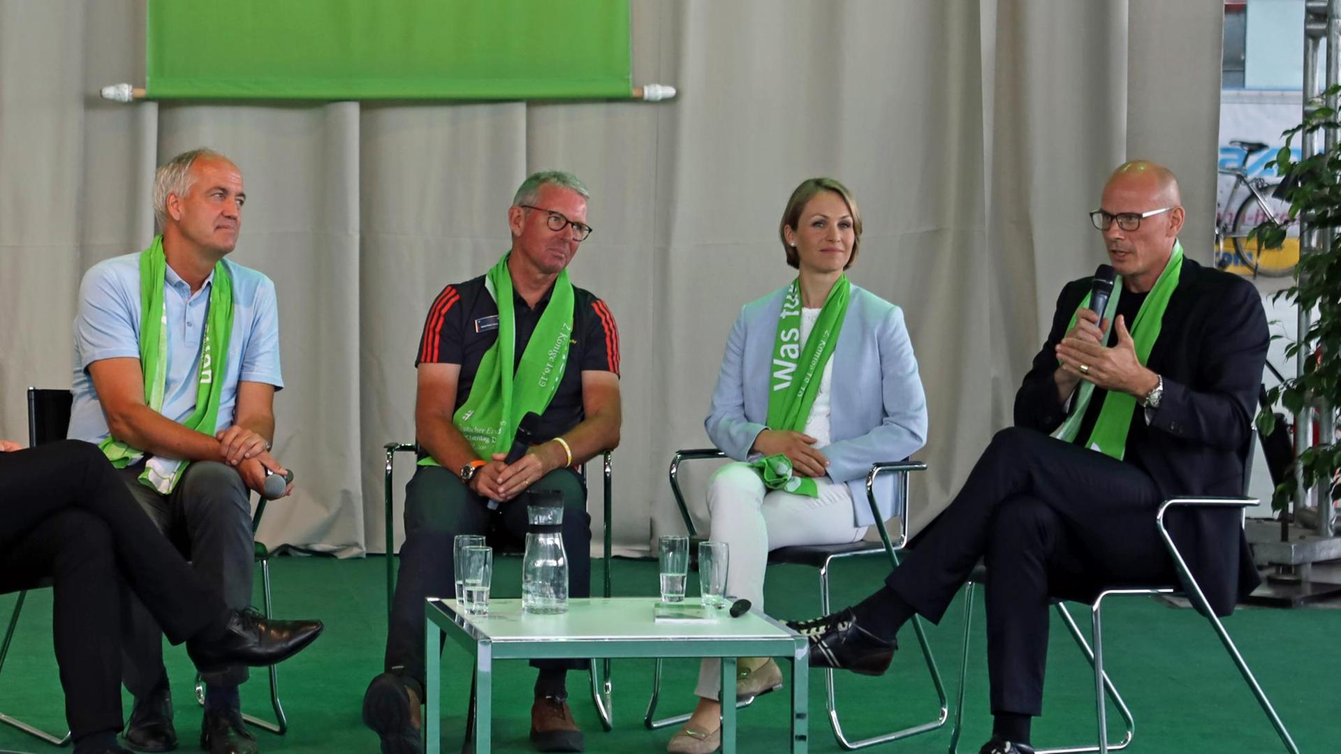 Podiumsdiskussion im Zentrum Sport auf dem Evangelischen Kirchentag in Dortmund u.a. mit Magdalena Neuner Podiumsdiskussion im Zentrum Sport auf dem Evangelischen Kirchentag in Dortmund u.a. mit Magdalena Neuner