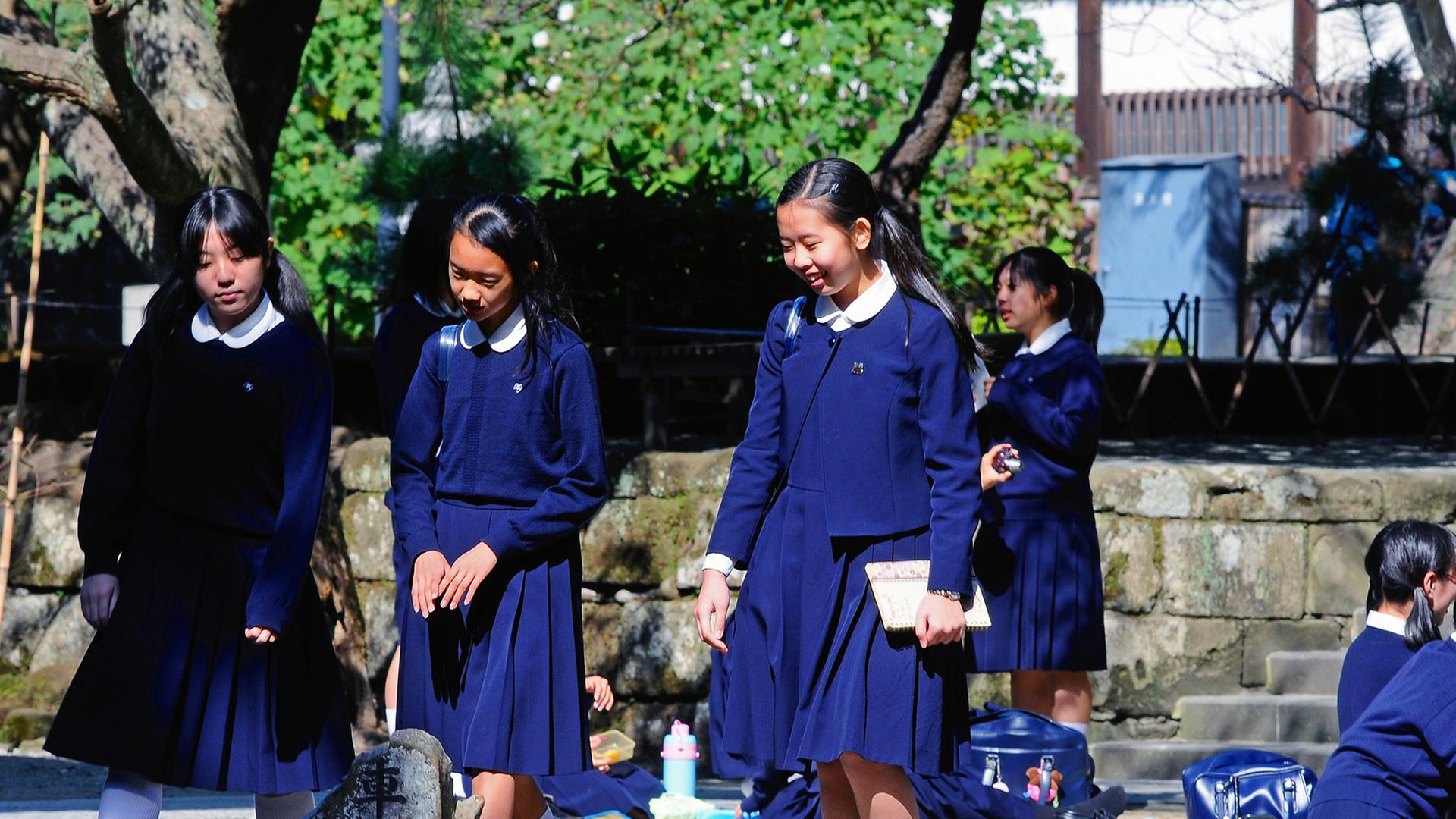 Eine japanische Mädchenklasse macht einen Ausflug zu den Tempelanlagen in Kamakura. In der Stadt erlebte der Zen-Buddhismus seine erste Blüte. Eine japanische Mädchenklasse macht einen Ausflug zu den Tempelanlagen in Kamakura. In der Stadt erlebte der Zen-Buddhismus seine erste Blüte.