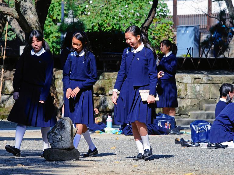 Eine japanische Mädchenklasse macht einen Ausflug zu den Tempelanlagen in Kamakura. In der Stadt erlebte der Zen-Buddhismus seine erste Blüte.