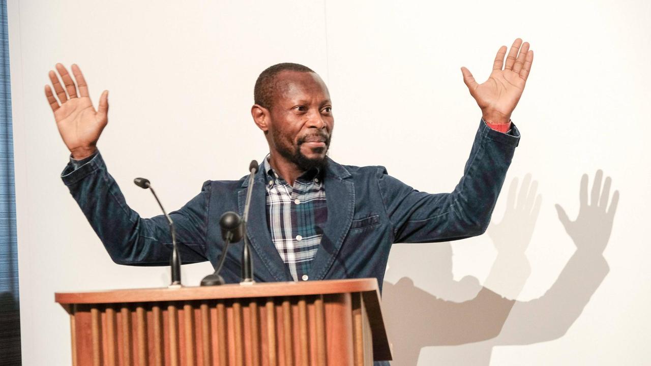 Dem Künstler Olu Oguibe wird in Kassel am 10.09.2017 der Arnold Bode Preis verliehen
Dem Künstler Olu Oguibe wird in Kassel am 10.09.2017 der Arnold Bode Preis verliehen