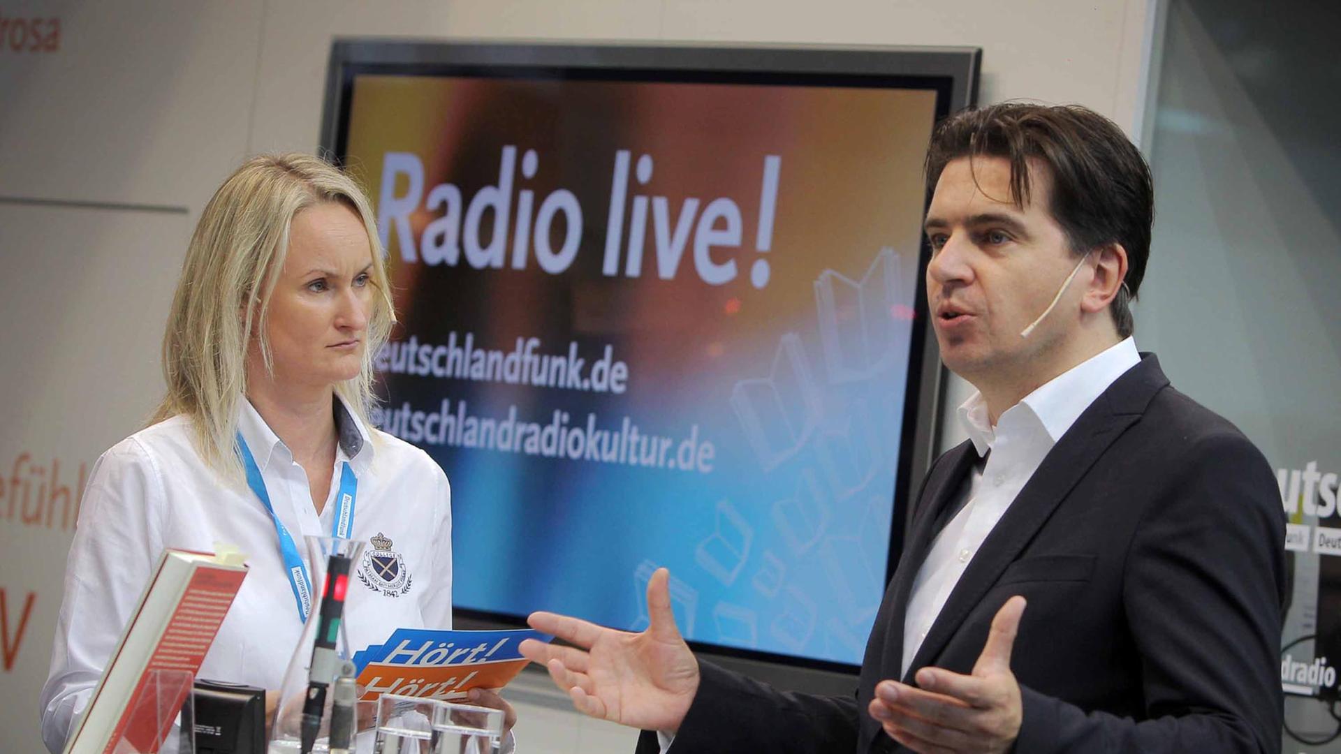 Catrin Stövesand, links, im Gespräch mit dem IT-Experten und Buchautor Thomas Köhler