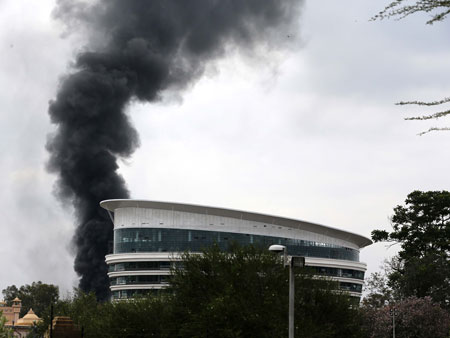 Aus dem Einkaufszentrum in Nairobi steigt schwarzer Rauch auf.