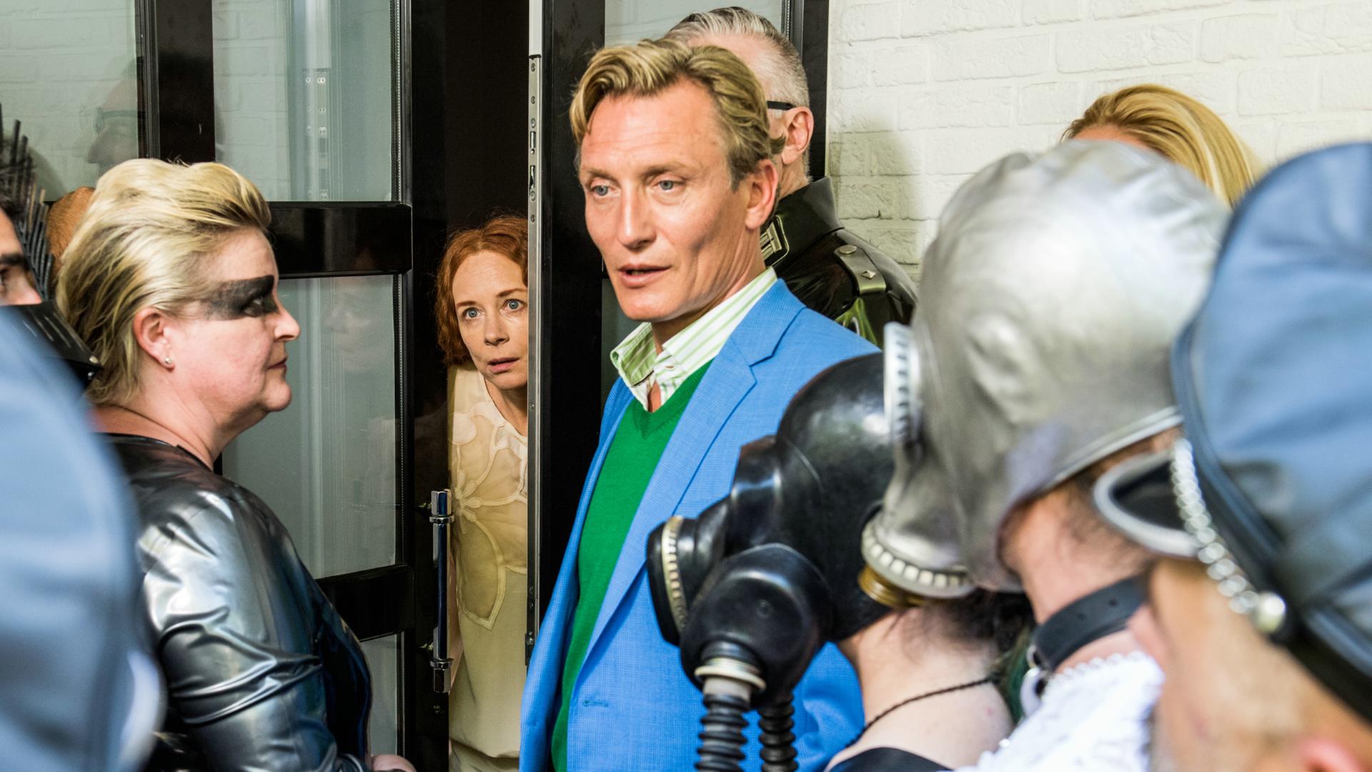 Oliver Masucci (M.) in der Rolle des Claus Müller-Todt in dem Film "HERRliche Zeiten" Oliver Masucci (M.) in der Rolle des Claus Müller-Todt in dem Film "HERRliche Zeiten"