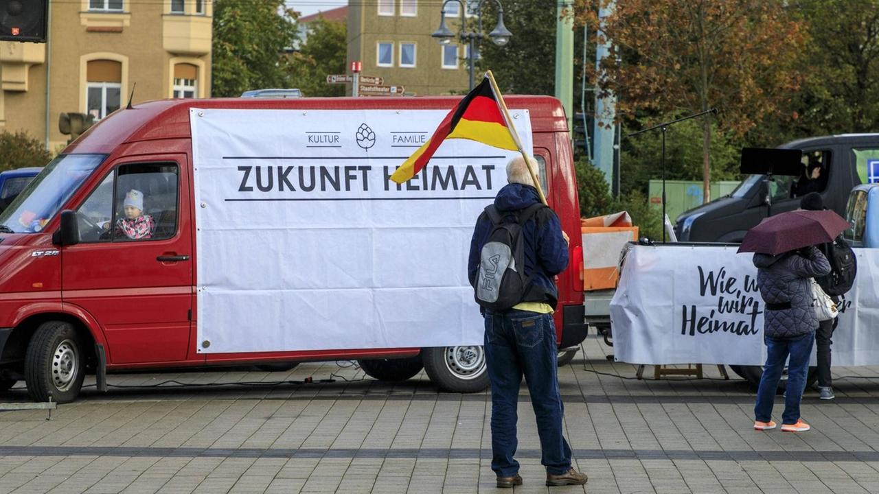 Teilnehmer einer Demonstration des mit der AfD verbundene Vereins "Zukunft Heimat" mit einer Deutschlandflagge Teilnehmer einer Demonstration des mit der AfD verbundene Vereins "Zukunft Heimat" mit einer Deutschlandflagge