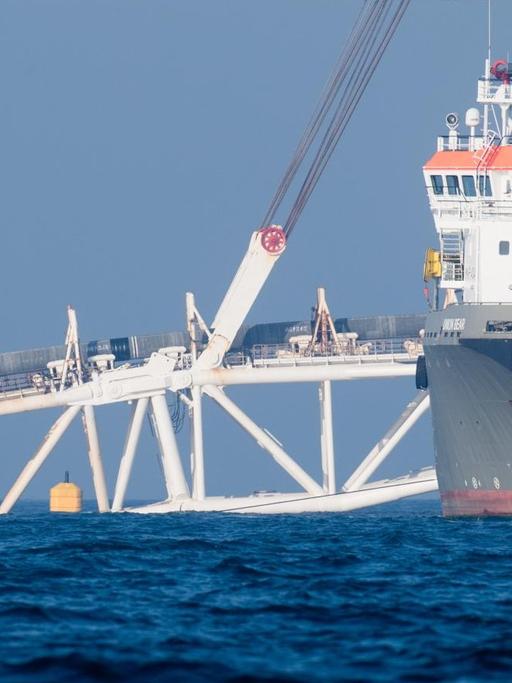 Das Pipeline-Verlegeschiff "Audacia" verlegt auf der Ostsee vor der Insel Rügen Rohre für die Ostsee-Erdgaspipeline Nord Stream 2.