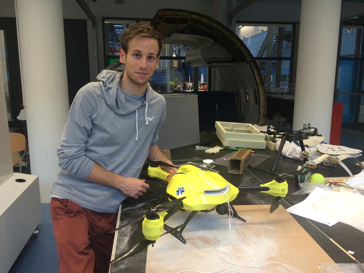 Der Forscher Alec Momont von der TU Delft mit der Rettungsdrohne. Der Forscher Alec Momont von der TU Delft mit der Rettungsdrohne.